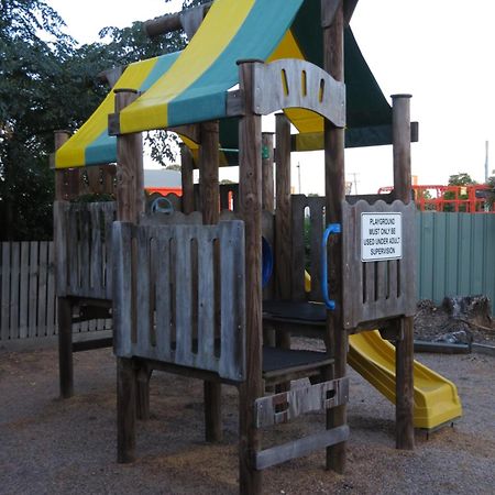 Bundaberg East Cabin And Tourist Park Exteriör bild